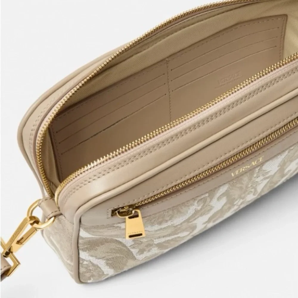BNWT Versace Baroque Jacquard Wristlet Clutch! - Picture 3 of 5